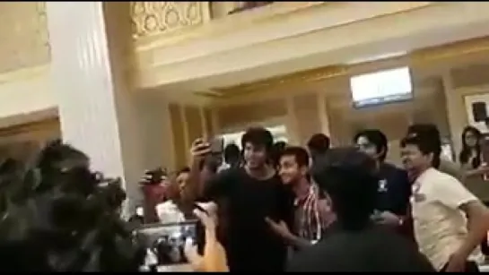 Kollywood People going crazy to click selfies with sundeepkishan #Maayavan