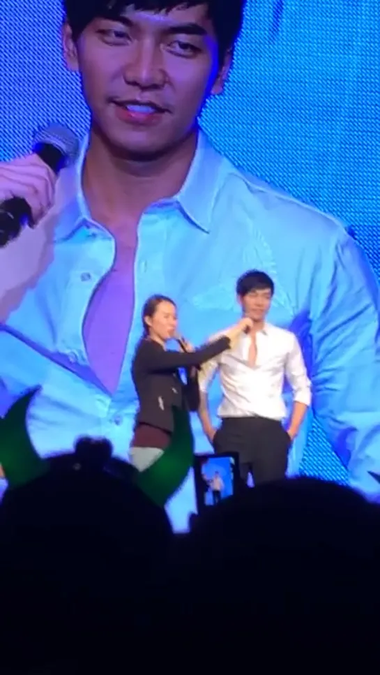 13.12.21 Lee Seung Gi Shanghai FM Fancam 8 [hDsYn-56IYk]