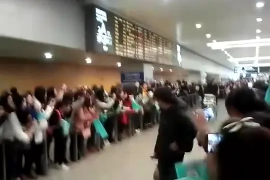 13.12.20 Shanghai Airport Fancam 3 - Lee Seung Gi [PWUnndrZsIo]