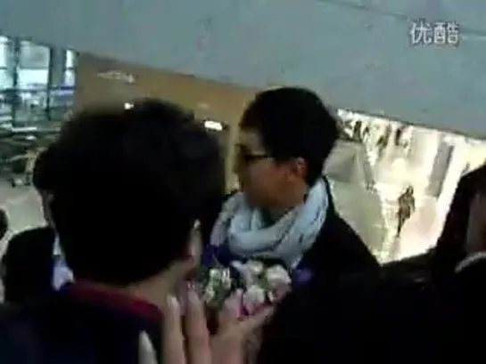 13.12.20 Shanghai Airport Fancam 2 - Lee Seung Gi [LeIunqYNzYE]