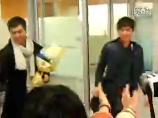 13.12.20 Shanghai Airport Fancam 1 - Lee Seung Gi [tzbV5mnD8dY]