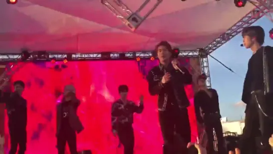 [VK][181130] MONSTA X fancam - Rush @ Jingle Ball Village in Los Angeles