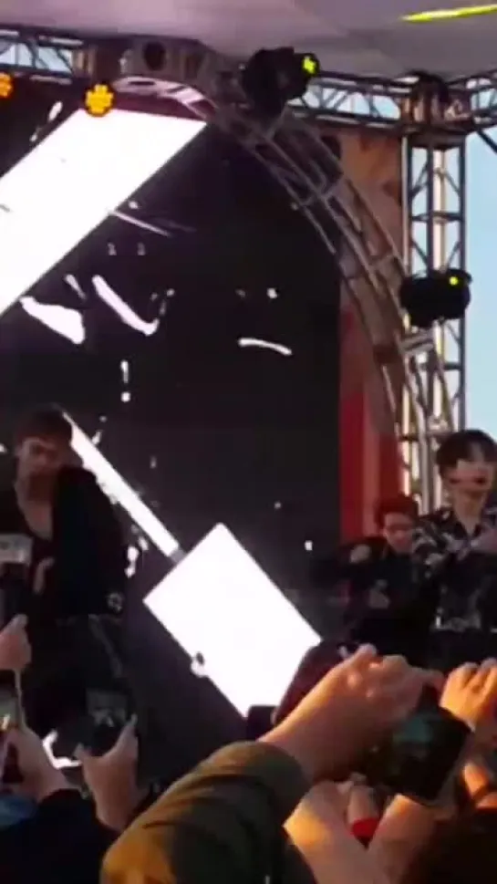 [VK][181130] MONSTA X fancam - Be Quiet @ Jingle Ball Village in Los Angeles