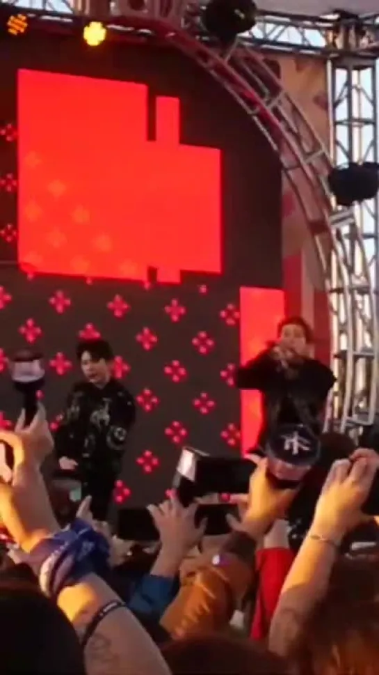 [VK][181130] MONSTA X fancam - Be Quiet @ Jingle Ball Village in Los Angeles