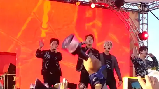 [VK][181130] MONSTA X fancam - Trespass @ Jingle Ball Village in Los Angeles