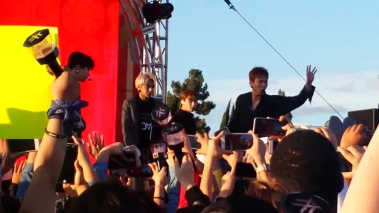 [VK][181130] MONSTA X fancam - Intro @ Jingle Ball Village in Los Angeles