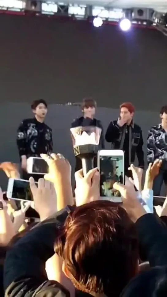 [VK][181130] MONSTA X fancam Talk Time @ Jingle Ball Village in Los Angeles