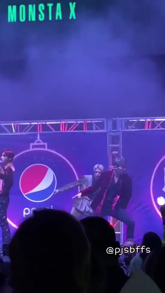 [VK][191207] MONSTA X fancam - Who Do U Love @ PEPSI Jingle Bash