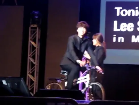 Lee Seung Gi Fan Meeting in Malaysia (2 November 2012) - Part 4 [Fancam] [RlfcWy3VK4Y]