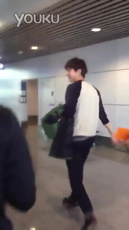 12.11.01 Kuala Lumpur Airport Fancam 1 - Lee Seung Gi [wh_6tLAIJaQ]