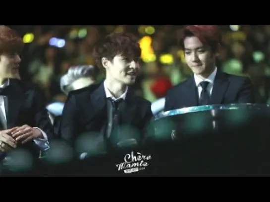 [FANCAM] 131122 LAY focus while Aaron Kwok performance @ MAMA 2013