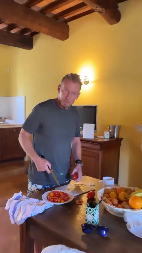 Richard cooks with Silvia's brother