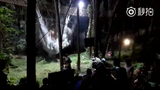 Aaron and Miss A’s Fei filming an explosion scene for "Select Gane" in Shenzhen (20151027)