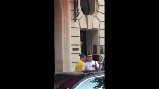 Белла покидает отель «Royal Monceau», Париж (20.06.18)