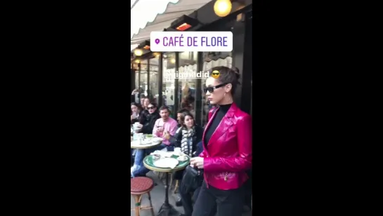 Белла и Джиджи покидают ресторан «Café de Flore», Париж (03.03.18)