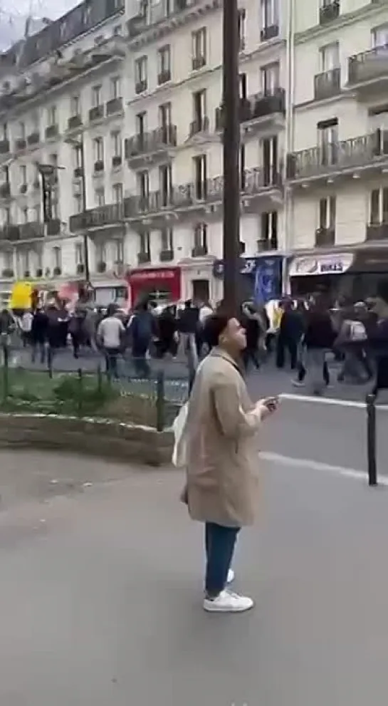 🇫🇷 Протестующие во Франции поют «Катюшу».