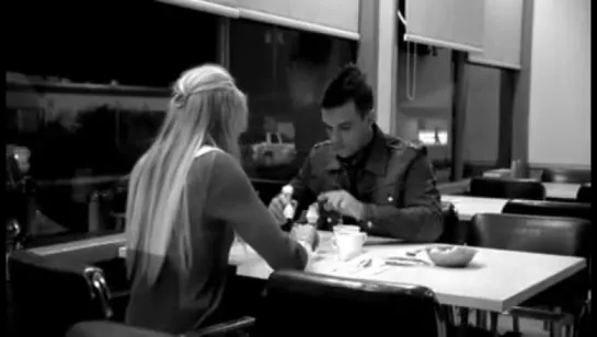 Robbie Williams feat. Daryl Hannah - Feel