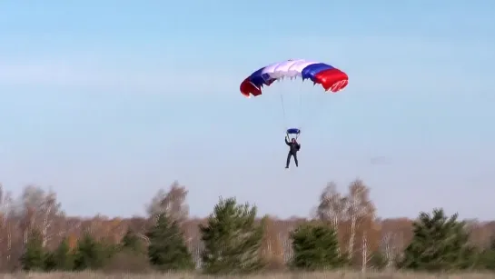 Тренировочные прыжки с парашютом поисково-спасательной группы ЦВО в Челябинской области