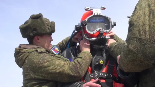 Погружение водолазов учебного центра инженерных войск ЮВО в новейшем снаряжении