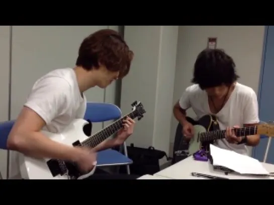 CNBLUE's Lee JongHyun & EDGE OF LIFE's Imamura Masaya at Summer Sonic Backstage