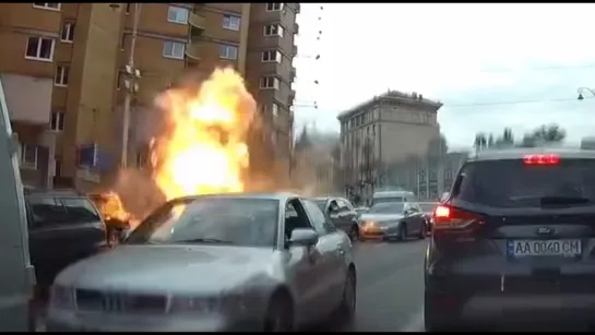 Взрыв автомобиля в Киеве на Бесарабке (08.09.2017)