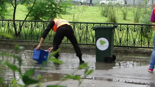 Борьба с лужами в Алмате