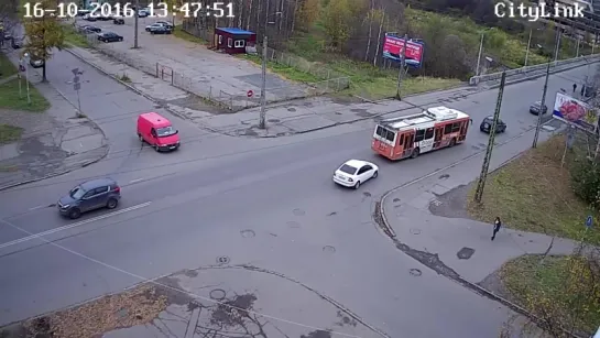 В Петрозаводске из полицейской машины на полном ходу выпал человек (16.10.2016)