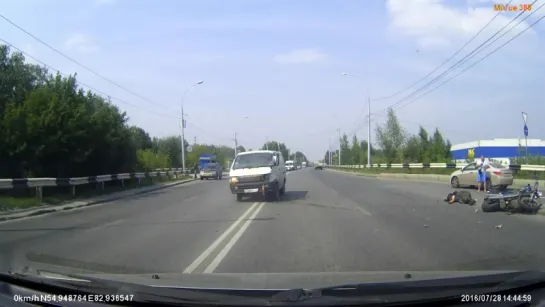 В Новосибирске микроавтобус сбил мотоциклиста. (28.07.2016)