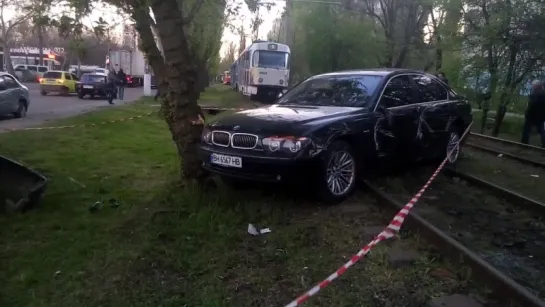 Пьяная женщина на БМВ в Одессе,  задним ходом  протаранила 4 автомобиля.