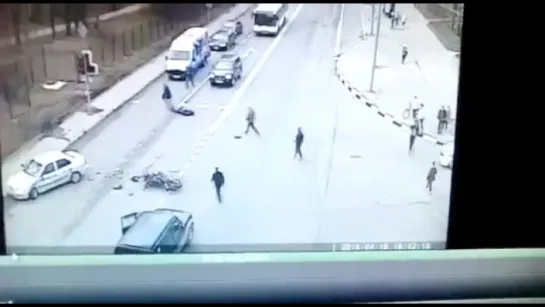 Мотоцикл на полном ходу врезался в легковушку на востоке Москвы.  (18.04.2016)