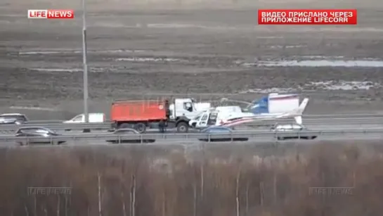 В Санкт-Петербурге самосвал врезался в вертолёт (21.03.2016)