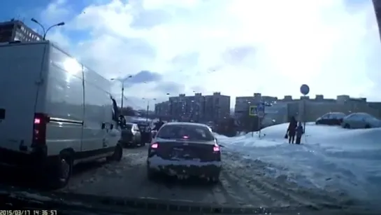 Водитель и пассажир автомобиля жестоко избили пешехода в Мурманске. (18.03.2016)