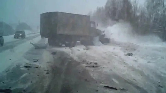 Водитель Hyundai и его пассажирка погибли в страшном ДТП под Екатеринбургом. (19.03.3016)