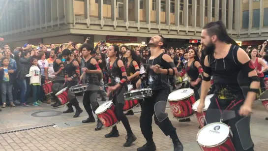 Уличные музыканты . Колумбийские барабанщики на гастролях  в  México      ..