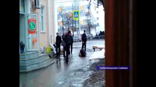 В Уфе в центре города охранники аптеки избили инвалида (05.04.2016)