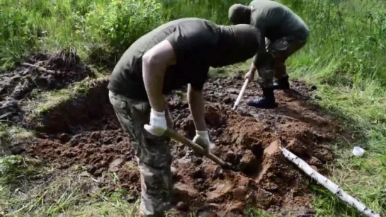 Укроублюдки выложили видео где живьем закапывают человека .