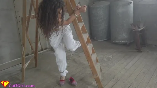 Anahí - The Ladder Escape Challenge!