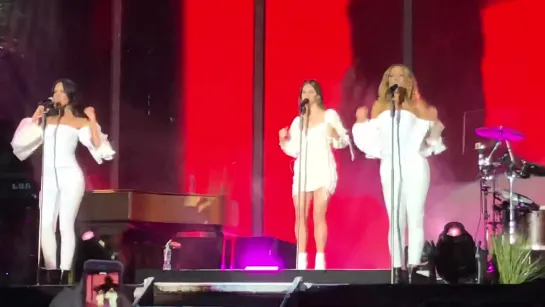 Lana Del Rey – Off To The Races (Live @ «Malahide Castle and Gardens»)