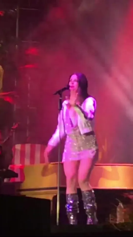 Lana Del Rey – Off To The Races (Live @ «BUKU Music + Art Project»)