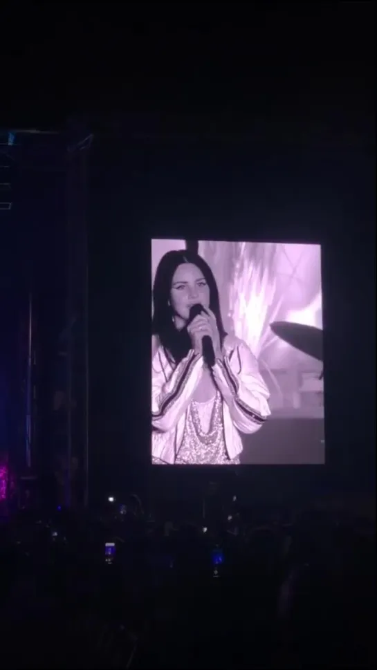 Lana Del Rey – Blue Jeans (Live @ «BUKU Music + Art Project»)