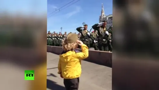 ✔ ОСОБОЕ МНЕНИЕ:  Маленький генерал: на репетиции парада Победы в Москве военные ответили на приветствие юного зрителя