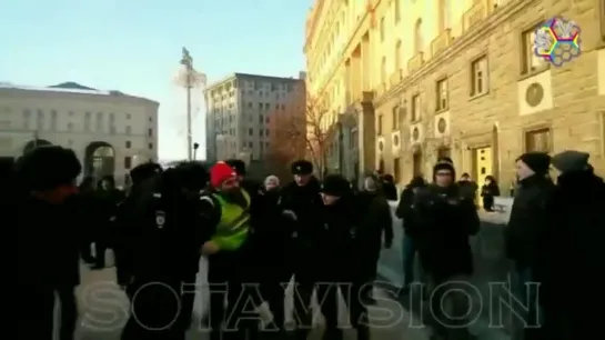 Ахахахахахахахахаххаахахаха! В Москве так боятся протестов в жилетах, что хватают даже дорожных рабочих в желтых жилетах.