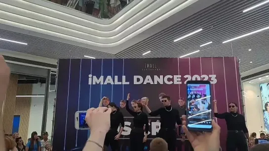 В ТРЦ "iMall Эспланада" выступила популярная танцевальная команда DS Crew