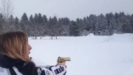 Девушка стреляет из Desert Eagle