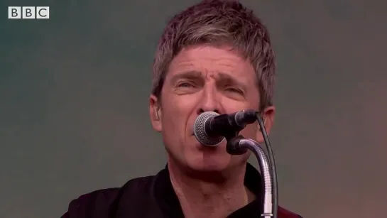 Noel Gallaghers High Flying Birds - Half the World Away (Glastonbury 2022)