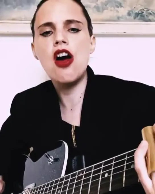 Anna Calvi - @annacalvi 10/04/20