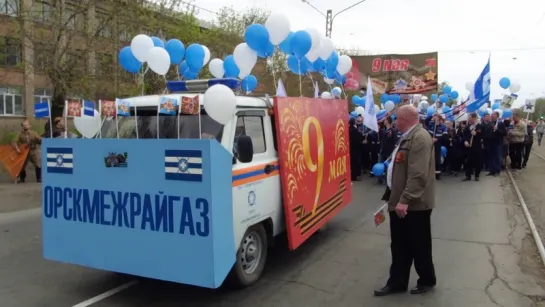 ВПЕРЕДИ - В СПЕЦОВКАХ  ( идут на Параде Победы 9 мая парни "ОРЕНБУРГМЕЖРАЙГАЗ"-а).