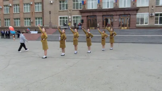 "РАСЦВЕТАЛИ ЯБЛОКИ И ГРУШИ..." (9 мая 2017г. перед работниками ЮУМЗ-а выступает танц. коллектив).