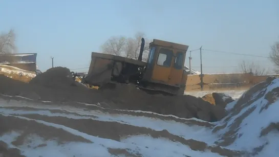 ПОДГРЕБАЕТ ПЕСОК (на бсу 3-го ц. после обеда Гера Булат. на своем бульдозере).