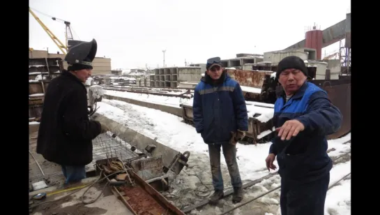 ПРОСИТ ПОМОЧЬ (Коля Нурт.(слес.) - Юру Бас.(сварщ.) выгрузить металл в холодн. 3-го ц.).